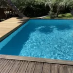 Photo d'une piscine remplie d'eau à Montpellier, photographiée en journée.